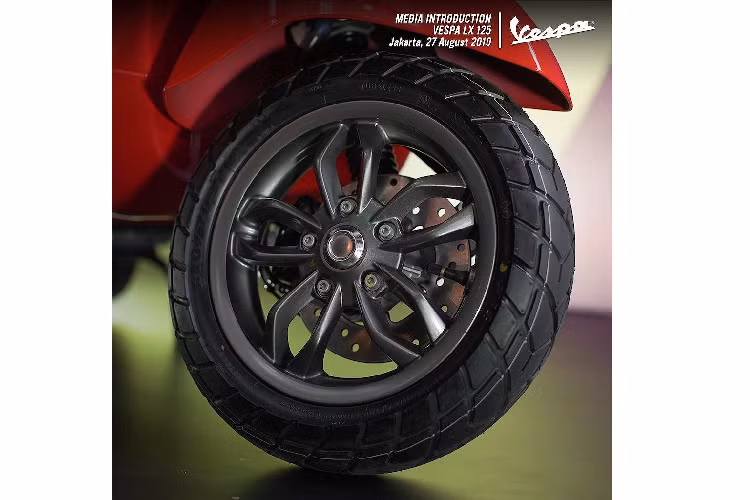 Vừa ra mắt chính thức tại thị trường Indonesia, thiết kế tổng thể của Vespa LX 125 iGet 2019 không có sự thay đổi quá lớn so với các đời LX trước đây. Điểm nhấn dễ nhận ra nhất của chiếc xe đó là sự xuất hiện của bộ mâm 5 cây mới với thiết kế sắc sảo hơn, phần nào đó khá giống như dòng scooter bánh lớn Medley. Tuy nhiên để ý sâu vào tiểu tiết, có thể thấy Vespa LX 125 iGet 2019 đã có khá nhiều điểm mới nổi bật.