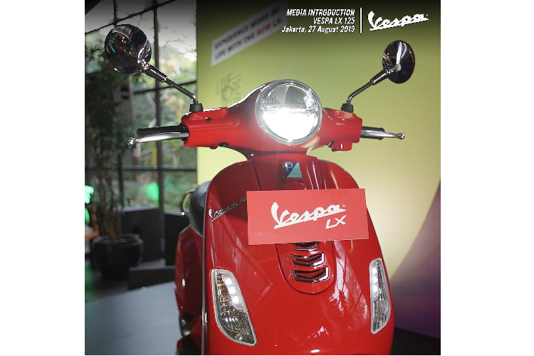 Vừa ra mắt chính thức tại thị trường Indonesia, thiết kế tổng thể của Vespa LX 125 iGet 2019 mới không có sự thay đổi quá lớn so với các đời LX trước đây. Điểm nhấn dễ nhận ra nhất của chiếc xe đó là sự xuất hiện của bộ mâm 5 cây mới với thiết kế sắc sảo hơn, phần nào đó khá giống như dòng scooter bánh lớn Medley. Tuy nhiên để ý sâu vào tiểu tiết, có thể thấy Vespa LX 125 iGet 2019 đã có khá nhiều điểm mới nổi bật.