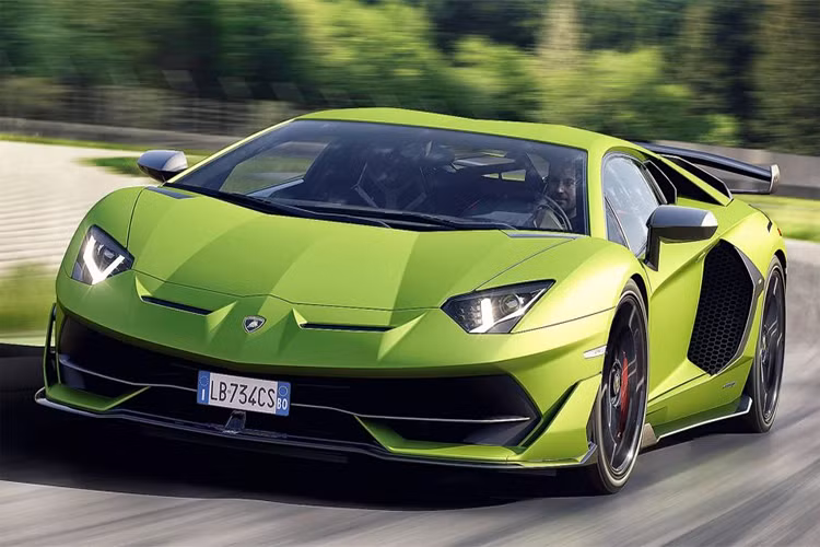 Lamborghini Aventador - Thời gian: 10,4 giây, tốc độ cán đích 227 km/h. Được biết đến với thiết kế ấn tượng cùng động cơ V12 mạnh mẽ, Siêu xe Lamborghini Aventador được coi là một trong những mẫu "siêu bò" mang tính biểu tượng nhất thập niên này. Với sức mạnh từ 690 mã lực, đi cùng hộp số tự động ISR 7 cấp, chiếc siêu xe này có thể hoàn thành 1/4 dặm trong 10,4 giây. Với một số biến thể hiệu suất cao như SVJ hay SV, thời gian và tốc độ này có thể sẽ còn tốt hơn nữa.