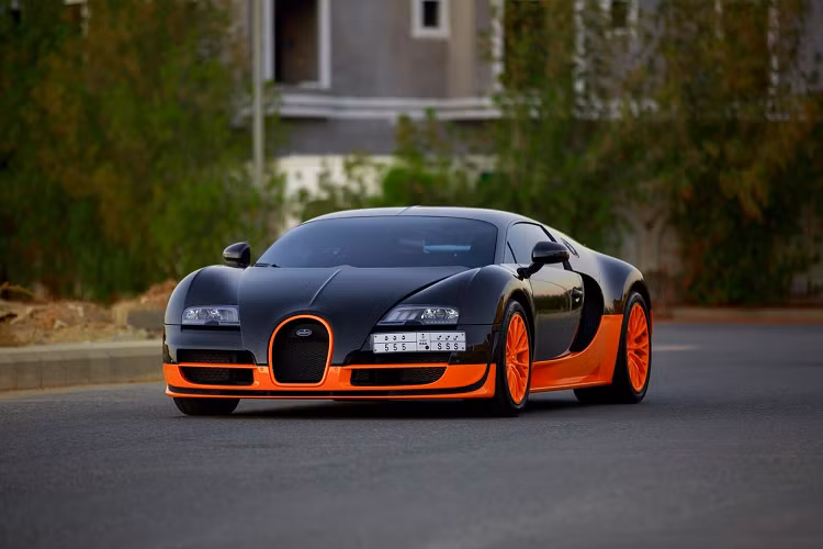 Bugatti Veyron Super Sport - Thời gian: 9,7 giây, tốc độ cán đích 233 km/h. Ở vị trí Á Quân, đó là một cái tên không mấy xa lạ trong giới mê tốc độ – Bugatti Veyron Super Sport. Với sức manh lên đến 1.184 mã lực và 1.499 Nm, không khó để Bugatti Veyron SS trở thành ông hoàng tốc độ trong thời gian dài, trước khi bị Agera RS lật đổ kỷ lục. Với sức mạnh này, Veyron SS cũng có thể hoàn thành 1/4 dặm chỉ trong 9,7 giây.