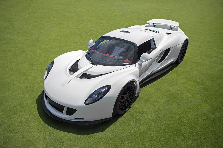 Hennessey Venom GT. Thời gian: 9.9 giây, tốc độ cán đích 260 km/h. Mặc dù lập kỷ lục tốc độ tại trung tâm hàng không vũ trụ Kennedy với tốc độ 435 km/h, tuy nhiên kỷ lục này không được công nhận do Hennessey chỉ sản xuất 13 chiếc Venom GT. Xe sử dụng động cơ V8 7.0 lít, tăng áp kép, sản sinh công suất cực đại 1.244 mã lực. Sức mạnh được truyền đến trục bánh sau thông qua hộp số sàn.