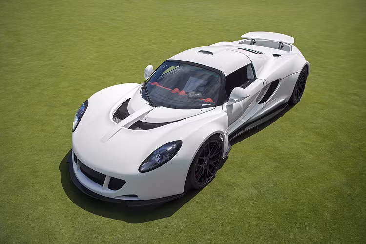 Hennessey Venom GT. Thời gian: 9.9 giây, tốc độ cán đích 260 km/h. Mặc dù lập kỷ lục tốc độ tại trung tâm hàng không vũ trụ Kennedy với tốc độ 435 km/h, tuy nhiên kỷ lục này không được công nhận do Hennessey chỉ sản xuất 13 chiếc Venom GT. Xe sử dụng động cơ V8 7.0 lít, tăng áp kép, sản sinh công suất cực đại 1.244 mã lực. Sức mạnh được truyền đến trục bánh sau thông qua hộp số sàn.