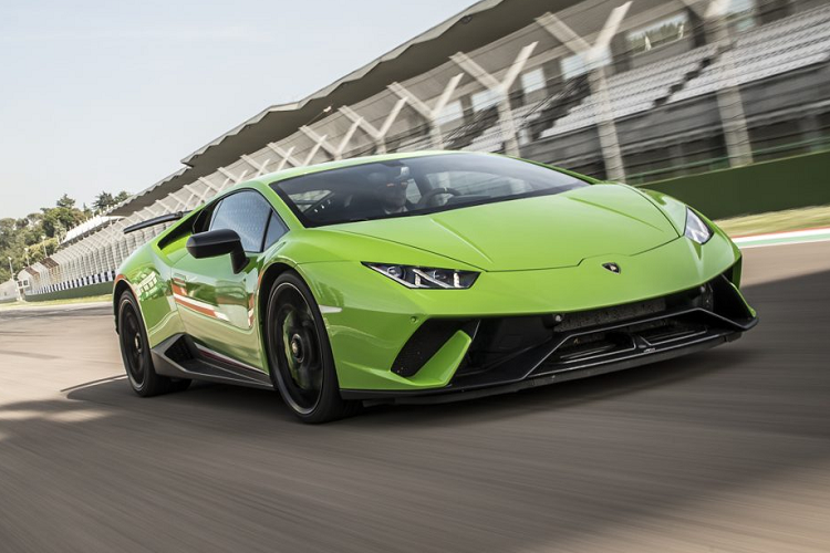 Lamborghini Huracan Performante - Thời gian: 10,2 giây, tốc độ cán đích 219 km/h. Tuy không có sức mạnh như Aventador nhưng Huracan lại có một thế mạnh khác khiến xe có thời gian chạy nước rút nhanh hơn đàn anh của mình, đó là trọng lượng. Với trọng lượng chỉ 1.553 kg, nhẹ hơn Aventador đến hơn 200 kg, xe có thể tăng tốc từ vị trí đứng yên lên 100 km/h chỉ trong 2,5 giây, hoàn thành 1/4 dặm chỉ trong 10,2 giây mặc cho tốc độ lúc xe cán đích chỉ 219 km/h, thấp hơn Aventador.