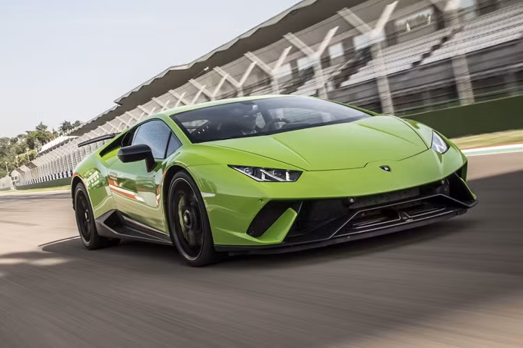 Lamborghini Huracan Performante - Thời gian: 10,2 giây, tốc độ cán đích 219 km/h. Tuy không có sức mạnh như Aventador nhưng Huracan lại có một thế mạnh khác khiến xe có thời gian chạy nước rút nhanh hơn đàn anh của mình, đó là trọng lượng. Với trọng lượng chỉ 1.553 kg, nhẹ hơn Aventador đến hơn 200 kg, xe có thể tăng tốc từ vị trí đứng yên lên 100 km/h chỉ trong 2,5 giây, hoàn thành 1/4 dặm chỉ trong 10,2 giây mặc cho tốc độ lúc xe cán đích chỉ 219 km/h, thấp hơn Aventador.