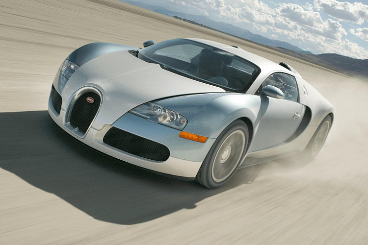 Siêu xe Bugatti Veyron 16.4 - Thời gian: 10.1 giây, tốc độ cán đích 228 km/h. “Ông hoàng” tốc độ một thời có khả năng hoàn thành 1/4 dặm trong 10,1 giây, đứng thứ 8 trong số những mẫu xe nhanh nhất. Về sức mạnh, Bugatti Veyron 16.4 sử dụng động cơ W16 8.0 lít, 4 bộ tăng áp đặc trưng của Bugatti, sản sinh công suất cực đại 1.001 mã lực. Xe có thể tăng tốc 0-100 km/h trong 2,6 giây và đạt vận tốc tối đa 407 km/h. Điểm yếu duy nhất của Veyron phải kể đến là trọng lượng của xe. Bugatti Veyron, và cả Chiron có trọng lượng lên đến hơn 2 tấn.