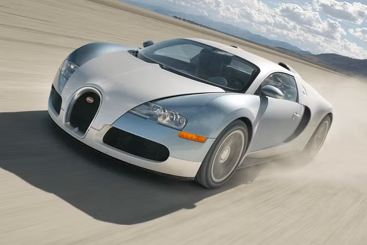 Siêu xe Bugatti Veyron 16.4 - Thời gian: 10.1 giây, tốc độ cán đích 228 km/h. “Ông hoàng” tốc độ một thời có khả năng hoàn thành 1/4 dặm trong 10,1 giây, đứng thứ 8 trong số những mẫu xe nhanh nhất. Về sức mạnh, Bugatti Veyron 16.4 sử dụng động cơ W16 8.0 lít, 4 bộ tăng áp đặc trưng của Bugatti, sản sinh công suất cực đại 1.001 mã lực. Xe có thể tăng tốc 0-100 km/h trong 2,6 giây và đạt vận tốc tối đa 407 km/h. Điểm yếu duy nhất của Veyron phải kể đến là trọng lượng của xe. Bugatti Veyron, và cả Chiron có trọng lượng lên đến hơn 2 tấn.