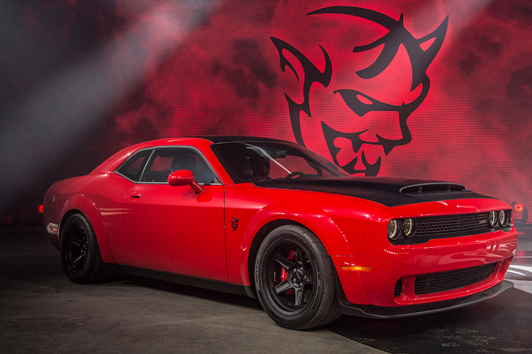 Dodge Challenger SRT Demon - Thời gian: 9,65 giây, tốc độ cán đích 225 km/h. Hiện tại, mẫu xe đang nắm giữ kỷ lục xe thương mại có thời gian drag 1/4 dặm nhanh nhất thế giới là Dodge Challenger SRT Demon. “Con quỷ” của Dodge có thời gian drag ở mức 9,65 giây, đạt vận tốc 225 km/h. Xe sử dụng động cơ V8 siêu nạp, dung tích 6,2 lít, sản sinh công suất cực đại 840 mã lực cùng 1.044 Nm.
