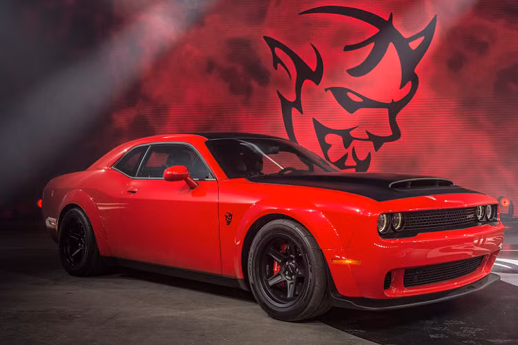 Dodge Challenger SRT Demon - Thời gian: 9,65 giây, tốc độ cán đích 225 km/h. Hiện tại, mẫu xe đang nắm giữ kỷ lục xe thương mại có thời gian drag 1/4 dặm nhanh nhất thế giới là Dodge Challenger SRT Demon. “Con quỷ” của Dodge có thời gian drag ở mức 9,65 giây, đạt vận tốc 225 km/h. Xe sử dụng động cơ V8 siêu nạp, dung tích 6,2 lít, sản sinh công suất cực đại 840 mã lực cùng 1.044 Nm.