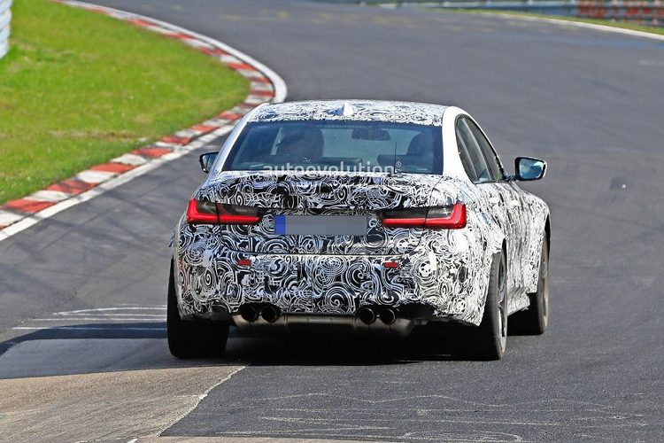 Về kĩ thuật, M4 khả năng cao sẽ được trang bị hệ dẫn động AWD từ người anh em M5 trong khi chiếc M3 chắc chắn xuất hiện với hệ thống M xDrive, cho chiếc sedan thể thao một hiệu suất đáng nể. Chế độ Drift cũng sẽ góp mặt với sự tinh chỉnh từ động cơ tới trục sau, tối ưu hóa khả năng này khi vào cua. Ngoài ra, phiên bản cơ sở M3 Pure dự kiến xuất hiện với hệ dẫn động cầu sau RWD và hộp số sàn truyền thống.