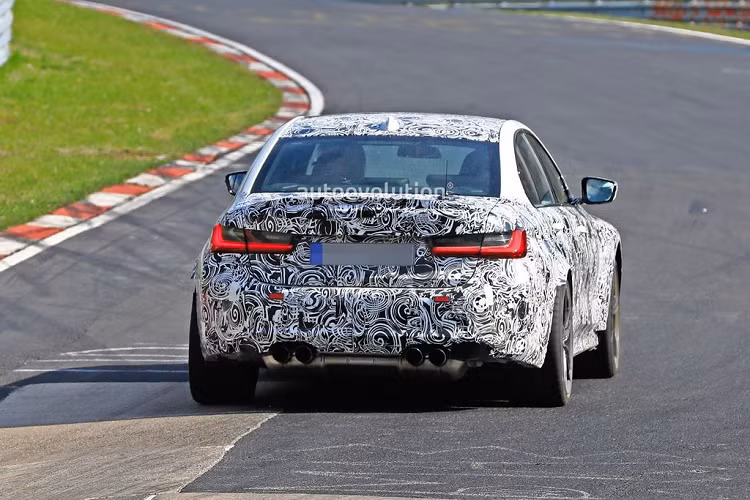 Về kĩ thuật, M4 khả năng cao sẽ được trang bị hệ dẫn động AWD từ người anh em M5 trong khi chiếc M3 chắc chắn xuất hiện với hệ thống M xDrive, cho chiếc sedan thể thao một hiệu suất đáng nể. Chế độ Drift cũng sẽ góp mặt với sự tinh chỉnh từ động cơ tới trục sau, tối ưu hóa khả năng này khi vào cua. Ngoài ra, phiên bản cơ sở M3 Pure dự kiến xuất hiện với hệ dẫn động cầu sau RWD và hộp số sàn truyền thống.