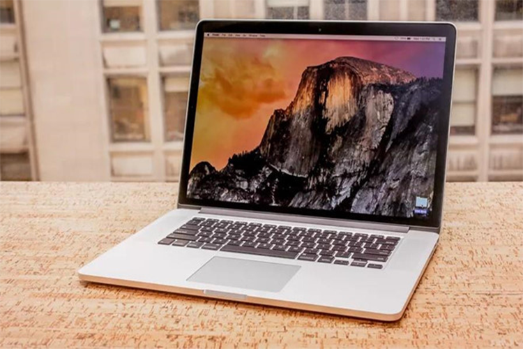'Fan tao' Viet nen binh tinh, chi 1 mau MacBook bi cam bay