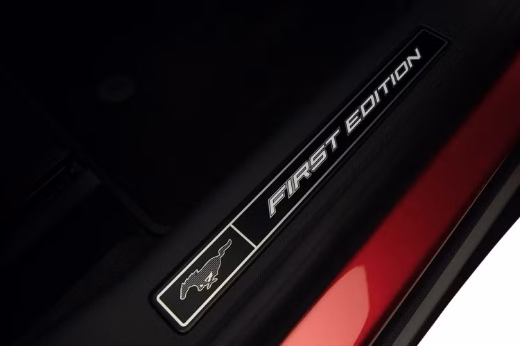 Được biết, trong năm đầu tiên sản xuất, Mustang Mach-E sẽ được chế tạo khoảng 50.000 chiếc trên toàn cầu. Lý do cho việc sản lượng thấp như vậy bởi nguồn cung về pin còn khá hạn chế. Chính vì vậy, phiên bản First Edition cũng bị giới hạn theo về số lượng.