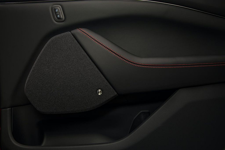 Tại Mỹ, nếu bạn là người may mắn và nhanh tay, bạn có thể sở hữu một chiếc Mustang Mach-E bản First Edition với mức giá từ 59.900 USD (Chưa bao gồm 1.100 USD phí vận chuyển và bảo hiểm).