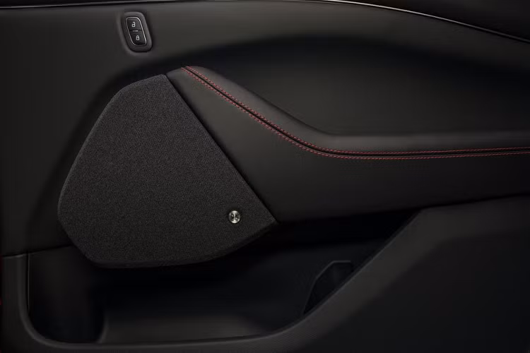 Tại Mỹ, nếu bạn là người may mắn và nhanh tay, bạn có thể sở hữu một chiếc Mustang Mach-E bản First Edition với mức giá từ 59.900 USD (Chưa bao gồm 1.100 USD phí vận chuyển và bảo hiểm).