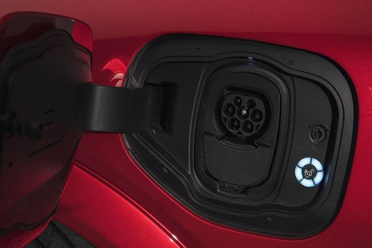 Phiên bản First Edition của Mustang Mach-E được trang bị cỗ máy với công suất tối đa 332 mã lực và 565 Nm mô-men xoắn cực đại.