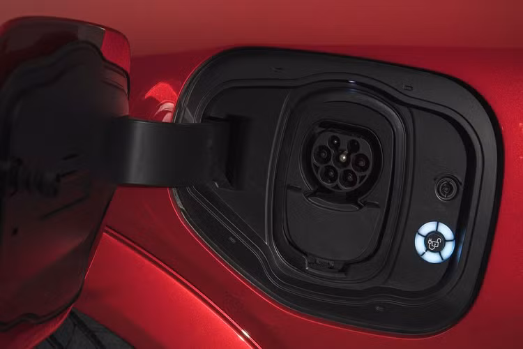 Phiên bản First Edition của Mustang Mach-E được trang bị cỗ máy với công suất tối đa 332 mã lực và 565 Nm mô-men xoắn cực đại.