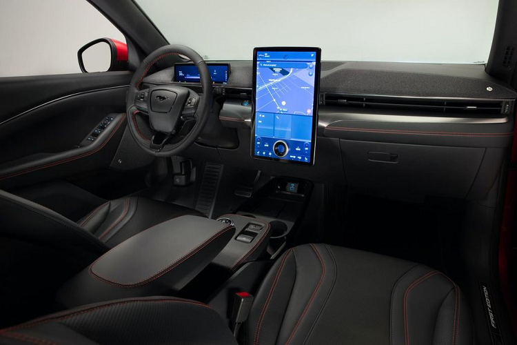 Đi kèm với đó là hệ thống dẫn động 4 bánh và khoảng cách di chuyển 435 km với 1 lần sạc nhờ vào viên pin 98,8 kWh.