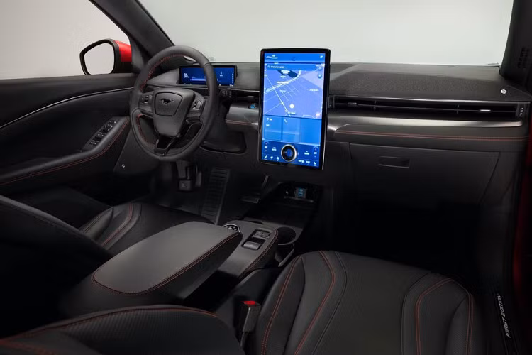 Đi kèm với đó là hệ thống dẫn động 4 bánh và khoảng cách di chuyển 435 km với 1 lần sạc nhờ vào viên pin 98,8 kWh.