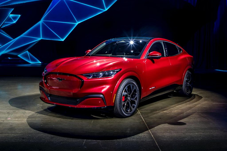 Ngay sau khi ra mắt, Ford đã bắt đầu tiến hành cho phép khách hàng đặt trước phiên bản xe điện Ford Mustang Mach-E First Edition với mức cọc chỉ 500 USD (tương đương khoảng 11 triệu đồng).