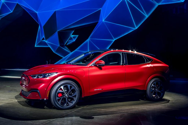 First Edition cũng là phiên bản đầu tiên của Mach E được đến tay khách hàng từ cuối năm 2020. Giá xe điện Ford Mustang Mach-E First Edition ở mức 61.000 USD (Bao gồm phí vận chuyển và bảo hiểm).