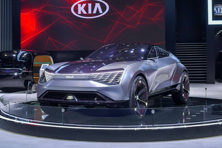 Kia Futuron Concept này tỏ ra quá hoang dã, không có chút gì độc đáo hay bản sắc. Nó giống chiếc SUV ưa nhìn với các đường góc cạnh và mui xe dạng phẳng. Mặt trước không thực sự thu hút, trong khi đường beltline quá cao. Mặt sau hình đuôi thuyền không ăn nhập với phần còn lại của xe.