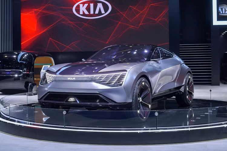  Kia Futuron Concept này tỏ ra quá hoang dã, không có chút gì độc đáo hay bản sắc. Nó giống chiếc SUV ưa nhìn với các đường góc cạnh và mui xe dạng phẳng. Mặt trước không thực sự thu hút, trong khi đường beltline quá cao. Mặt sau hình đuôi thuyền không ăn nhập với phần còn lại của xe.