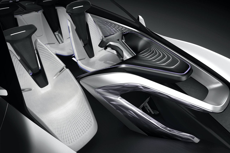 Nội thất Kia Futuron trông khá hơn nhiều nhưng trần xe quá thấp. Nếu ngồi ở hàng ghế sau, người trên xe sẽ cảm thấy không thoải mái. Tất nhiên, đây chỉ là concept và chi tiết đó không quá quan trọng. Nhưng tại sao Kia lại trình diễn thứ không mấy thực tế?