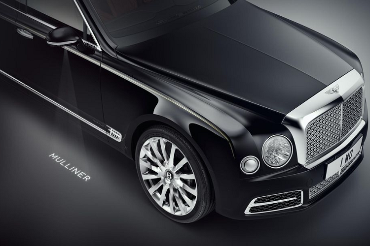 Khi so sánh với các phiên bản khác của dòng xe Mulsanne, phiên bản Bentley Mulsanne đặc biệt dành cho thị trường Trung Quốc sở hữu khá nhiều tinh chỉnh về trang bị và thiết kế nội, ngoại thất. Đầu tiên phải kể tới gói tuỳ chọn 2 màu sơn ngoại thất Đen Black Velvet pha sắc đỏ và Xanh dương Onyx pha gam tối độc đáo.
