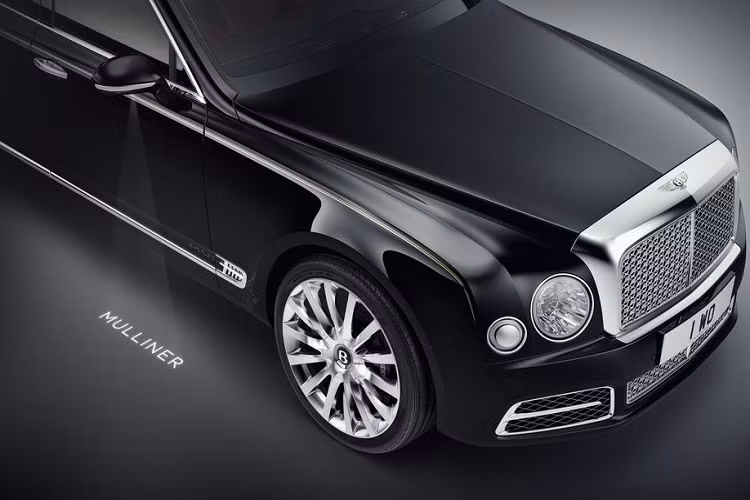 Khi so sánh với các phiên bản khác của dòng xe Mulsanne, phiên bản Bentley Mulsanne đặc biệt dành cho thị trường Trung Quốc sở hữu khá nhiều tinh chỉnh về trang bị và thiết kế nội, ngoại thất. Đầu tiên phải kể tới gói tuỳ chọn 2 màu sơn ngoại thất Đen Black Velvet pha sắc đỏ và Xanh dương Onyx pha gam tối độc đáo.
