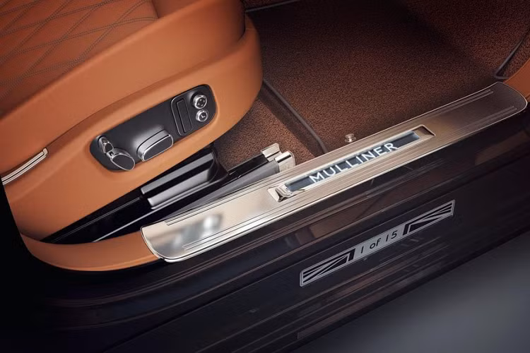 Bên trong khoang cabin, điều dễ nhận ra để phân biệt phiên bản đặc biệt dành cho thị trường Trung Quốc vẫn là những hoạ tiết logo dập nổi trên táp-lô và ghế ngồi đặc trưng. Chúng tuy nhỏ nhưng lại có giá trị về mặt ý nghĩa từ nhà sản xuất Anh Quốc.