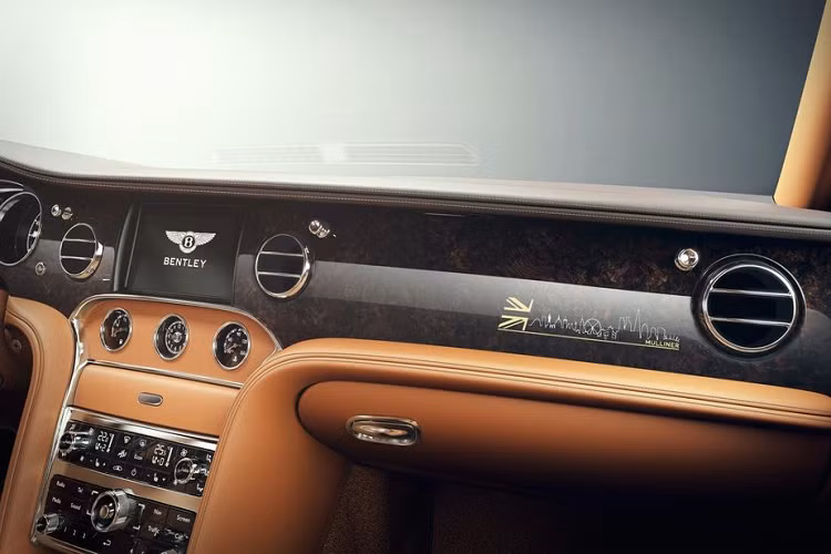 Bên cạnh đó, phần thân xe còn xuất hiện thêm đường line màu vàng chạy xuyên suốt từ đầu tới đuôi xe, đường sơn này được làm hoàn toàn thủ công dưới bàn tay của những người thợ tài ba nhất thuộc Mulliner. Ngoài ra, lưới tản nhiệt thông thường đã được thay thế bằng loại Serenity với hoạt tiết kim cương không thể nhầm lẫn.