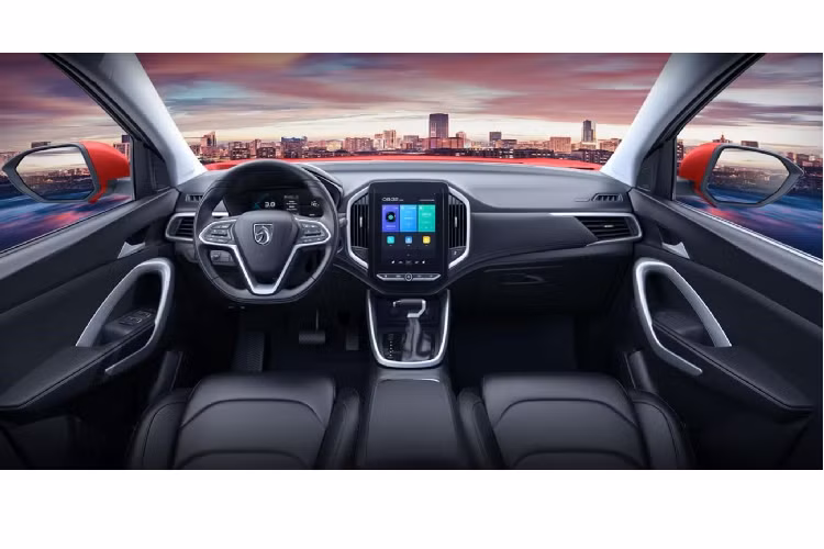 Ngoài ra, nó cũng tích hợp ra lệnh bằng giọng nói bằng các câu lệnh để kích hoạt hệ thống HVAC, phá nhạc, gửi tin nhắn (WeChat), đóng/ mở cửa sổ trời trong xe. Chưa hết, màn hình còn điều khiển hệ thống camera quan sát xung quanh xe, sấy gương, hệ thống cảnh báo áp suất lốp, cảm biến đỗ xe,…