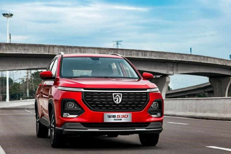 Bên trong cabin, Baojun 530 nâng cấp mới được trang bị thêm màn hình cảm ứng trung tâm kích thước 10,4 inch hỗ trợ cập nhật phần mềm không dây, bên cạnh việc có thể sử dụng để kiểm soát các chức năng khác nhau bên trong nội thất như: hệ thống điều hòa, điều hướng, thông tin giải trí và nhiều các chức năng khác.