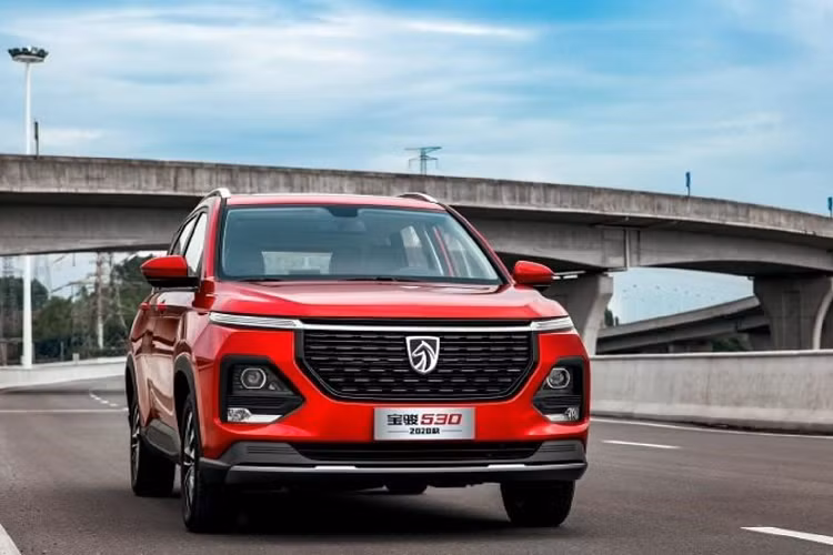 Bên trong cabin, Baojun 530 nâng cấp mới được trang bị thêm màn hình cảm ứng trung tâm kích thước 10,4 inch hỗ trợ cập nhật phần mềm không dây, bên cạnh việc có thể sử dụng để kiểm soát các chức năng khác nhau bên trong nội thất như: hệ thống điều hòa, điều hướng, thông tin giải trí và nhiều các chức năng khác.
