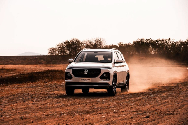 Liên doanh SAIC-GM-Wending đã bắt đầu nhận đơn đặt hàng cho mẫu xe này, giá xe Baojun 530 facelift 2020 mới với dao động trong khoảng từ 77.800 đến 99.800 Nhân Dân Tệ (khoảng 225 – 327 triệu đồng theo tỷ giá hối đoái hiện tại)