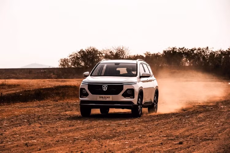 Liên doanh SAIC-GM-Wending đã bắt đầu nhận đơn đặt hàng cho mẫu xe này, giá xe Baojun 530 facelift 2020 mới với dao động trong khoảng từ 77.800 đến 99.800 Nhân Dân Tệ (khoảng 225 – 327 triệu đồng theo tỷ giá hối đoái hiện tại)