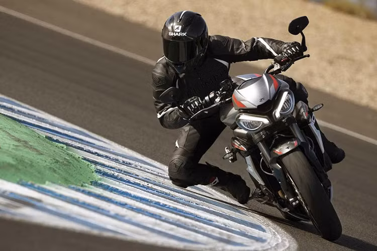 Giá xe Triumph Street Triple RS 2020 hiện vẫn là một ẩn số, dự kiến thông tin này sẽ được Triumph chính thức công bố trong thời gian tới. Tuy nhiên, Street Triple RS mạnh nhất của hãng tính đến thời điểm hiện tại.