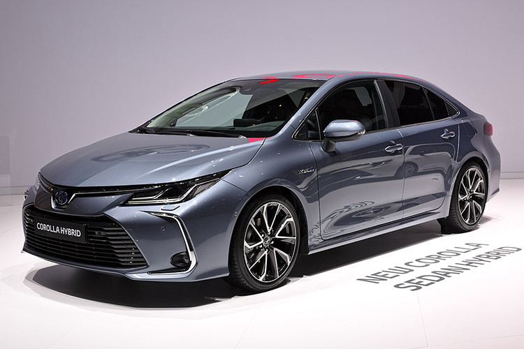 Giá xe Toyota Corolla Altis 2019 vừa chính thức ra mắt tại Thái Lan với hai phiên bản là Hybrid và GR Sport được niêm yết từ 829.000 baht đến 1.099.000 baht (tương đương 630 - 835 triệu đồng). Dự tính, xe sẽ được đưa về Việt Nam vào cuối năm này tại triển lãm VMS 2019.