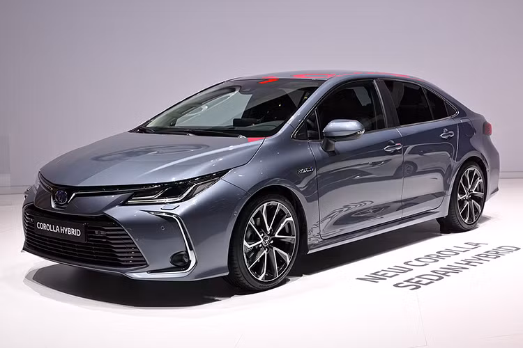 Giá xe Toyota Corolla Altis 2019 vừa chính thức ra mắt tại Thái Lan với hai phiên bản là Hybrid và GR Sport được niêm yết từ 829.000 baht đến 1.099.000 baht (tương đương 630 - 835 triệu đồng). Dự tính, xe sẽ được đưa về Việt Nam vào cuối năm này tại triển lãm VMS 2019.