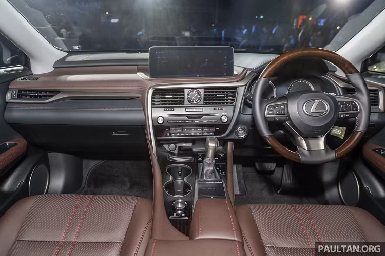 Nội thất Lexus RX 2020 được cập nhật hệ thống giải trí đa thông tin, trang bị màn hình cảm ứng 8 inch tiêu chuẩn trên phiên bản Premium và 12,3 inch trên các phiên bản còn lại, màn hình tích hợp tính năng Dynamic Voice Command ra lệnh bằng giọng nói, màn hình cảm ứng trung tâm được kết nối điều khiển với bàn di chuột Remote Touch Pad.