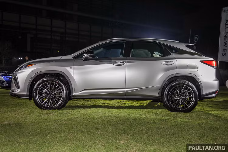 Gói trang bị thể thao F Sport trên RX 2020 cung cấp hệ thống treo thể thao trước/ sau, tùy chọn trang bị hệ thống treo thích ứng (Adaptive Variable Suspension - AVS) thừa thưởng từ xe thể thao Lexus LC, cold air intake (CAI),…