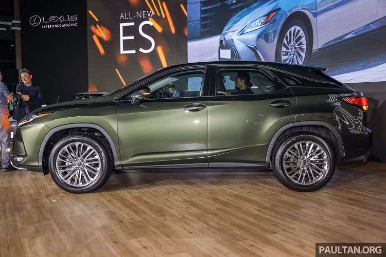 Ra đời từ năm 1998, trải qua 4 thế hệ, đến nay mẫu xe sang Lexus RX là mẫu mid-size luxury crossover SUV bán chạy của hãng xe sang Nhật Bản. Lexus RX là đối thủ cạnh tranh trực tiếp với Infitini QX60, BMW X5, Mercedes-Benz GLE hay Volvo XC90