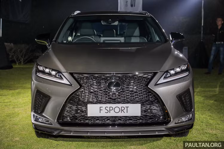 RX 2020 của Lexus đã được trau chuốt lại ngoại thất nhẹ nhàng nhưng vẫn mang phong cách thiết kế thể thao, sang trọng và tinh tế vốn có. Đèn pha LED mới mỏng hơn trước, đèn sương mù được sửa đổi lại đặt bên dưới hai hốc gió thể thao.