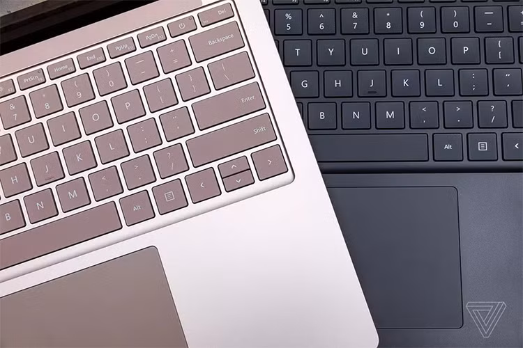 Đây là lần đầu tiên Microsoft sử dụng bộ xử lý AMD trên những mẫu laptop của hãng. Surface Laptop 3 mới phiên bản 15 inch được kỳ vọng mang lại hiệu năng vượt trội hơn và phục vụ tốt hơn cho những công việc đòi hỏi nhiều sức mạnh phần cứng.