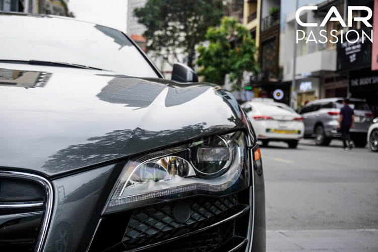 Đèn pha full LED là trang bị tiêu chuẩn trên phiên bản V10, trong khi đó phiên bản V8 chỉ được tích hợp đèn Bi-xenon cùng dải LED ban ngày, logo V10 đặt ở hông nhằm phân biệt với phiên bản V8 đi cùng với đó là nắp bình xăng được khắc tên của siêu xe nước Đức.