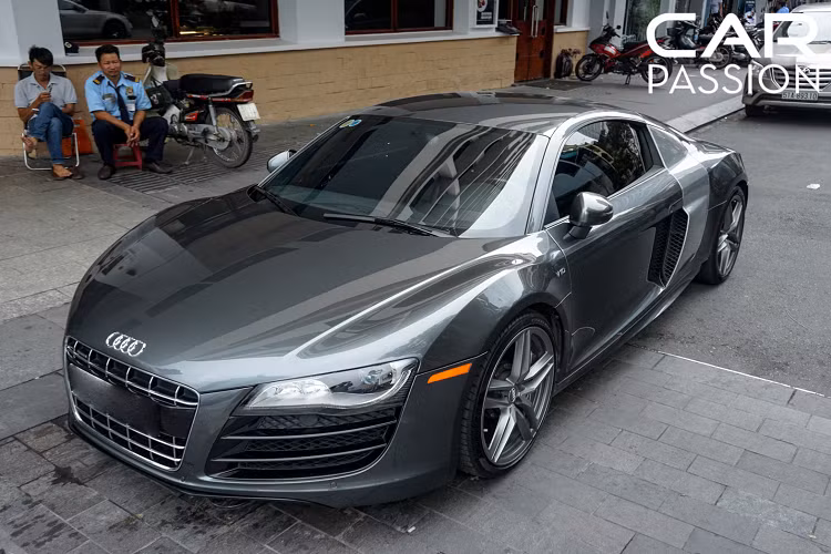 Hiện chưa rõ giá bán của Audi R8 V10 Coupe tại Việt Nam nhưng với việc chỉ có một chiếc duy nhất được mang về nước, đi kèm với hộp số sàn khiến cho việc điều khiển siêu xe này càng trở nên thêm phần phấn khích thì giá trị của mẫu xe này chắc chắn sẽ không hề nhỏ.