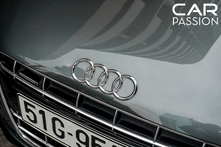 Logo Audi được đặt ở phần nắp ca-pô trước, tuy vậy, phần lớn chủ nhân sử dụng Audi R8 tại Việt Nam có xu hướng gỡ bỏ các logo trên xe để làm tăng tính hiếu chiến cho siêu xe của mình.