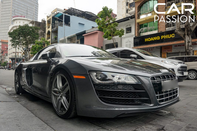Vào thời điểm được mang về, mẫu siêu xe Audi R8 hàng hiếm này thường xuyên được bắt gặp tại Hà Nội nhưng cách đây vài năm đã được vận chuyển vào Sài Gòn và được đăng kí biển số đầu 51.