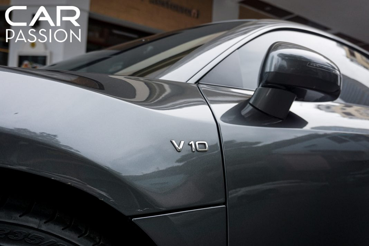 Xe sử dụng bộ mâm 5 chấu kép thể thao của phiên bản nâng cấp đời 2013 có kích thước 19 inch và được sơn xám mờ cá tính. Bộ mâm là một trong các chi tiết được chủ nhân thay mới so với thời điểm xe được mang về nước, Audi R8 V10 Coupe độc nhất vô nhị tại Việt Nam từng được trang bị bộ mâm đa chấu màu bạc với thiết kế cầu kì, lạ mắt.