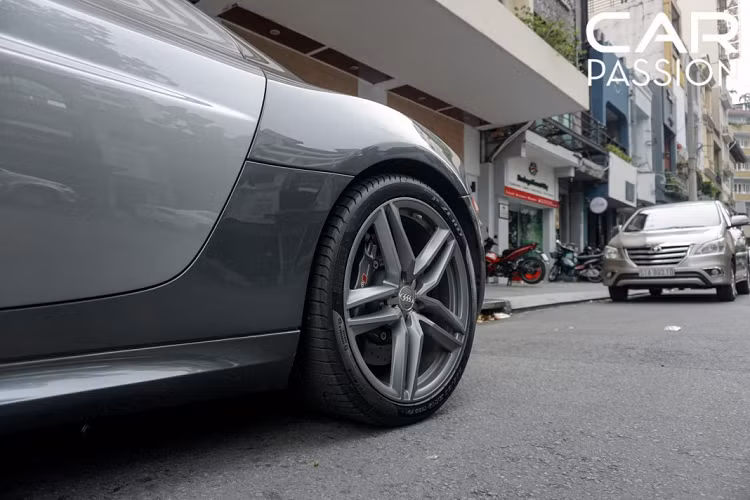 Khối động cơ mạnh mẽ của xe có thể được nhìn thấy qua phần nắp kính ở phía sau. Audi R8 V10 được trang bị khối động cơ V10 FSI, dung tích 5.2 lít hút khí tự nhiên, có khả năng sản sinh công suất tối đa đạt 518 mã lực và mô men xoắn đạt mức 530 Nm. Xe sử dụng hộp số sàn S Tronic 6 cấp tiêu chuẩn giúp việc tăng tốc từ 0-100 km/h chỉ mất vỏn vẹn 3,9 giây trước khi đạt tốc độ tối đa 317 km/h.